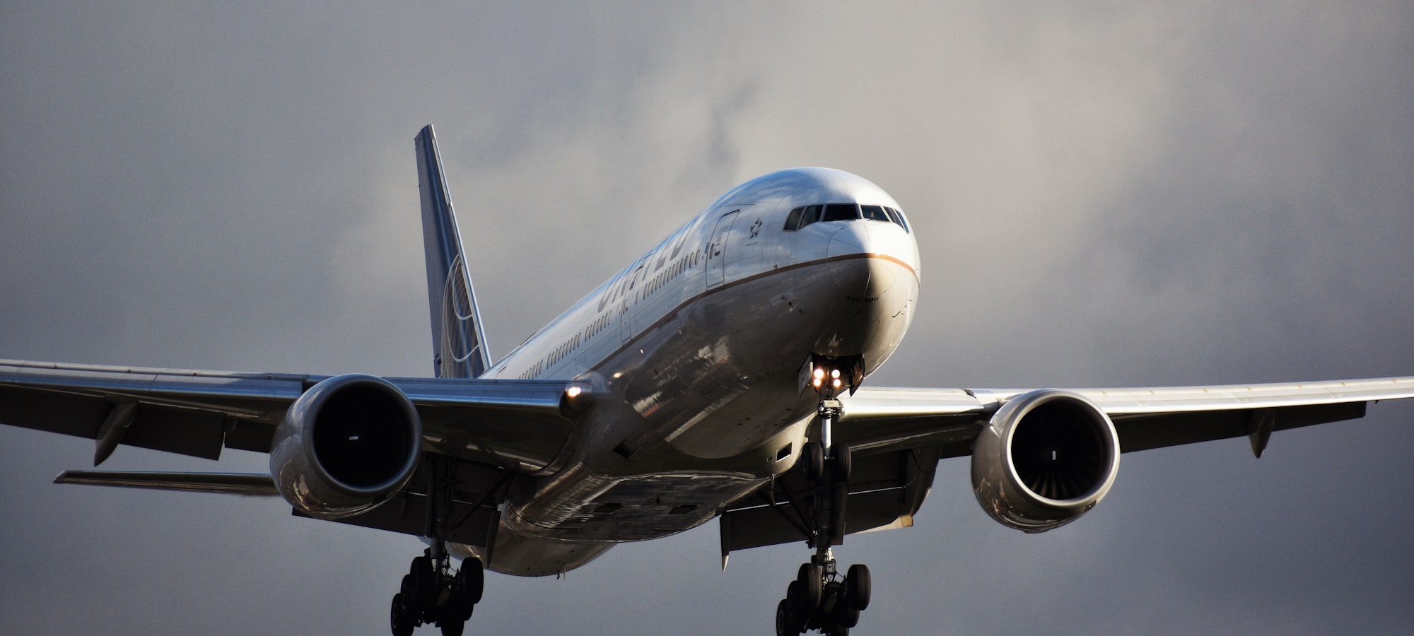 Ein Großraumflugzeug im Landeanflug bei bedecktem Himmel