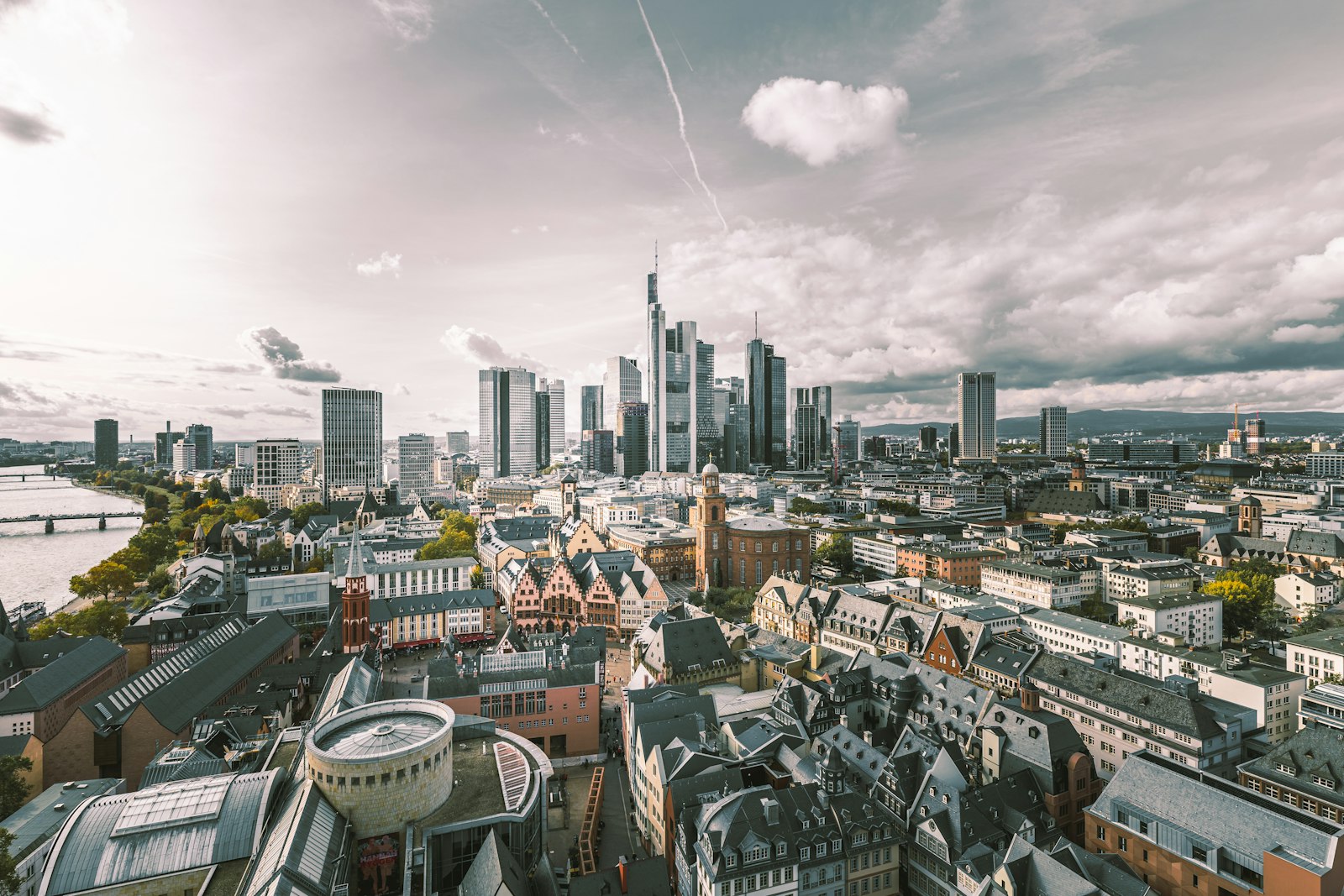 Luftaufnahme von Frankfurt am Main mit Altstadt und Römerberg vor der Skyline und dem Main